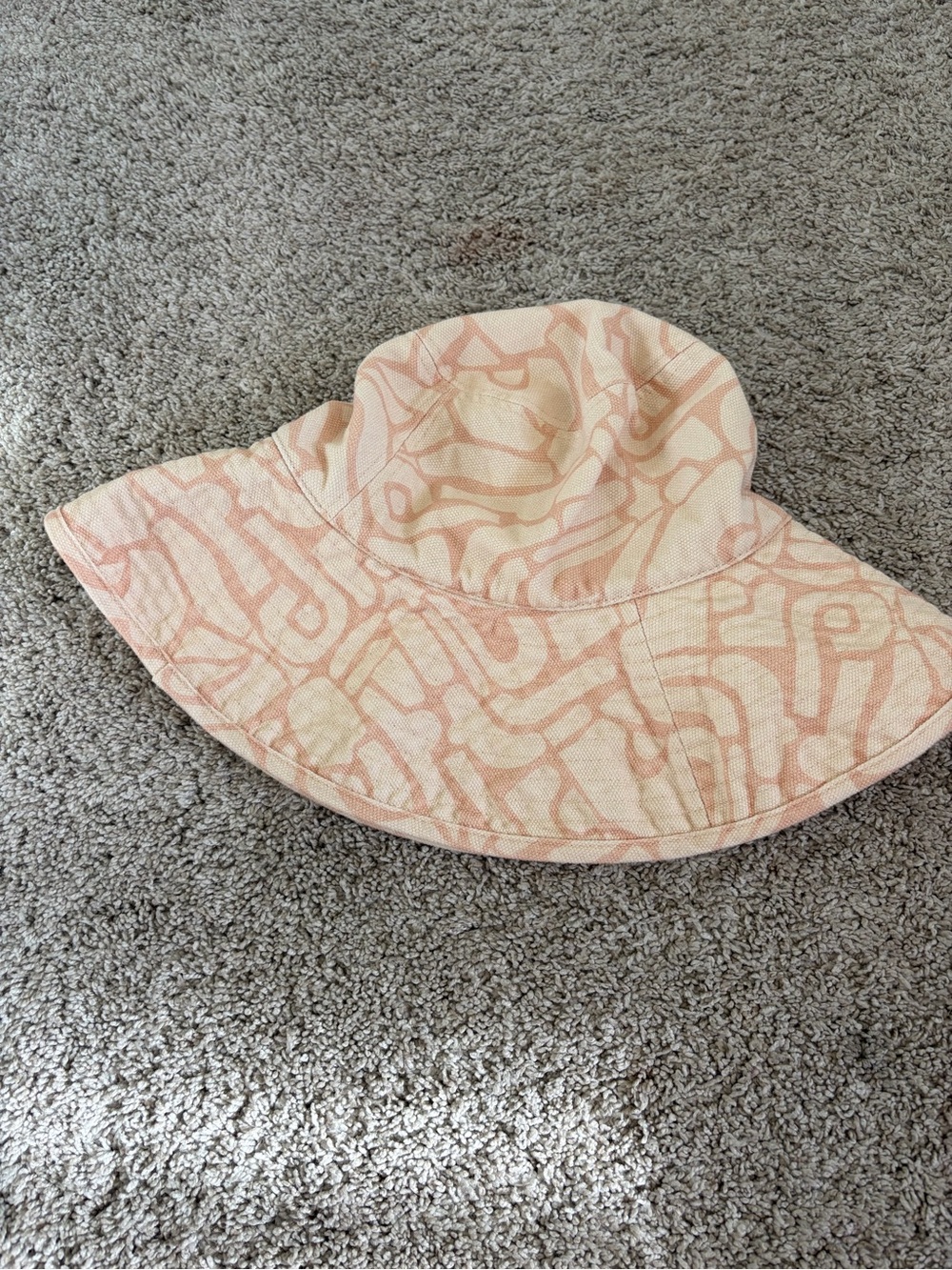 Lack of color holiday bucket hat, size S/M